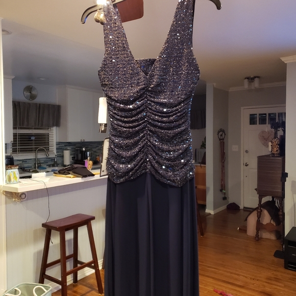 Formal gown - Picture 5 of 5